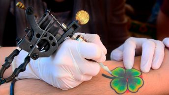 Tatuador con formación de higiénico sanitario