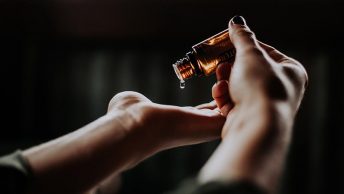 manos-aceite-esencial-masaje
