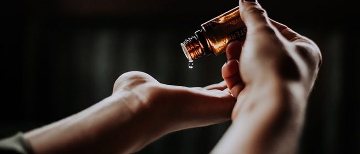 manos-aceite-esencial-masaje