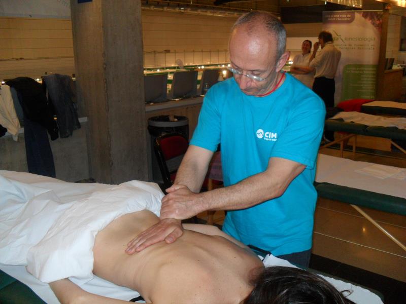 Los alumnos de CIM Formación en la Feria Internacional BioCultura 2 Masaje en Feria Biocultura 2013