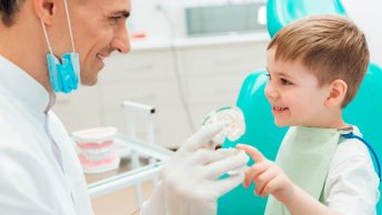 Niño juega con un dentista