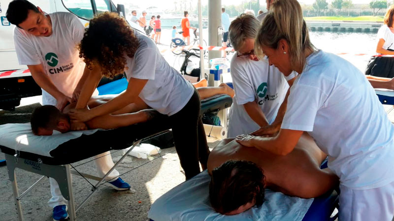 Prácticas de alumnos de quiromasaje en la prueba Oceanman