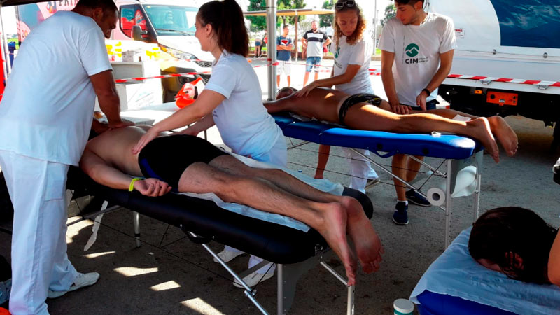 Prácticas de alumnos de Quiromasaje en la prueba Oceanman en Valencia 1