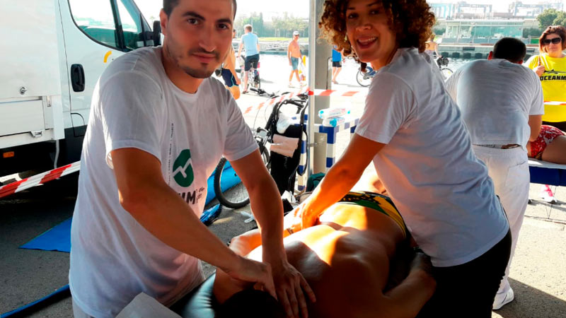 Prácticas de alumnos de quiromasaje en la prueba Oceanman