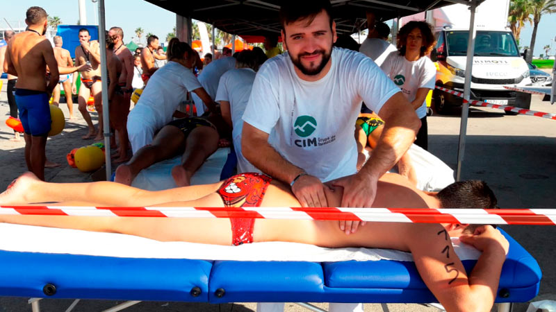 Prácticas de alumnos de quiromasaje en la prueba Oceanman