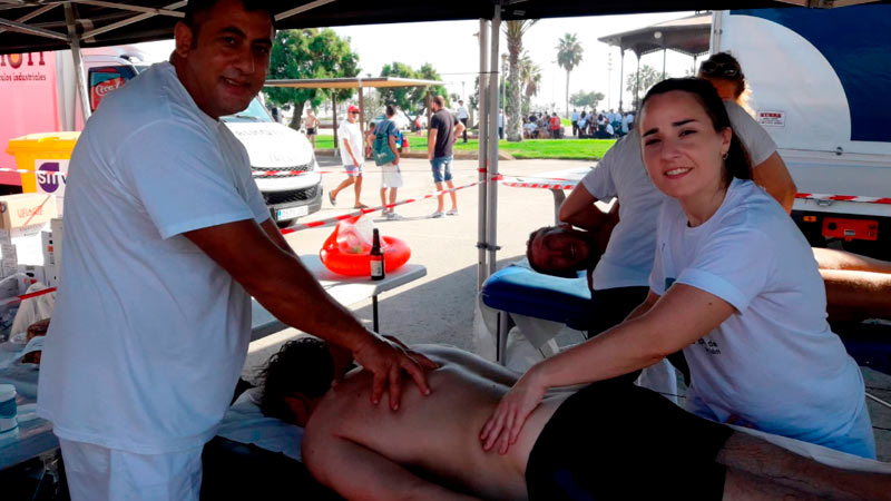 Prácticas de alumnos de quiromasaje en la prueba Oceanman