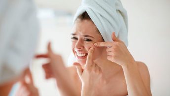 Chica examina su piel después de hacer ejercicio