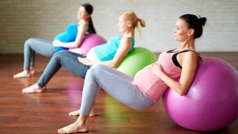 Embarazadas haciendo pilates