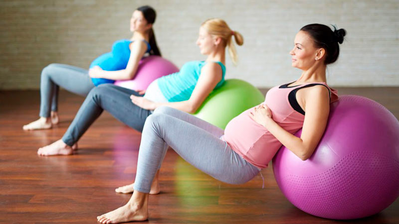 Embarazadas haciendo pilates