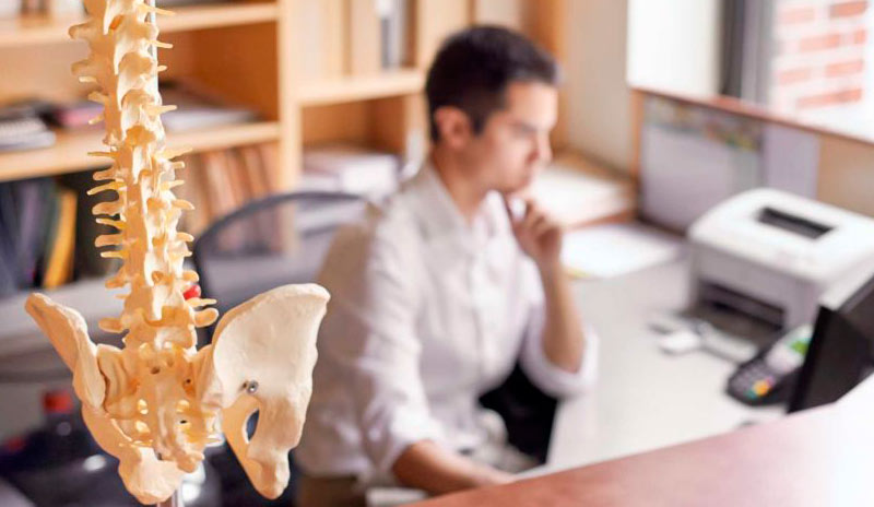Masajista revisando su tarifa de precios