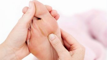 Reflexología a persona con fibromialgia