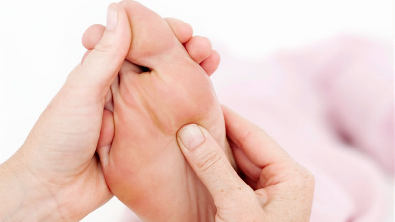 Reflexología a persona con fibromialgia
