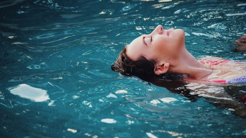 Chica relajada en un spa