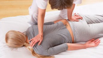 Terapeuta en una sesión de terapia energética