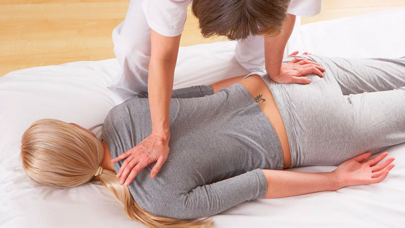 Terapeuta en una sesión de terapia energética