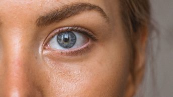 Primer plano del ojo y pómulo de una chica