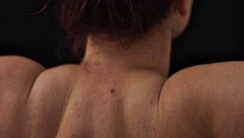 Mujer con la espalda al aire
