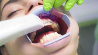 Atención a una paciente en el dentista