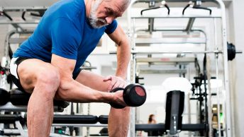 Hombre mayor haciendo ejercicio de resistencia