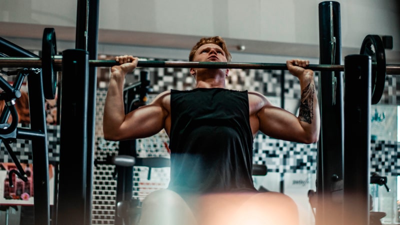 Hombre realizando dominadas