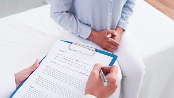 Facultativo completando el historial médico
