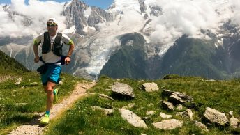 Hombre corriendo por la montaña