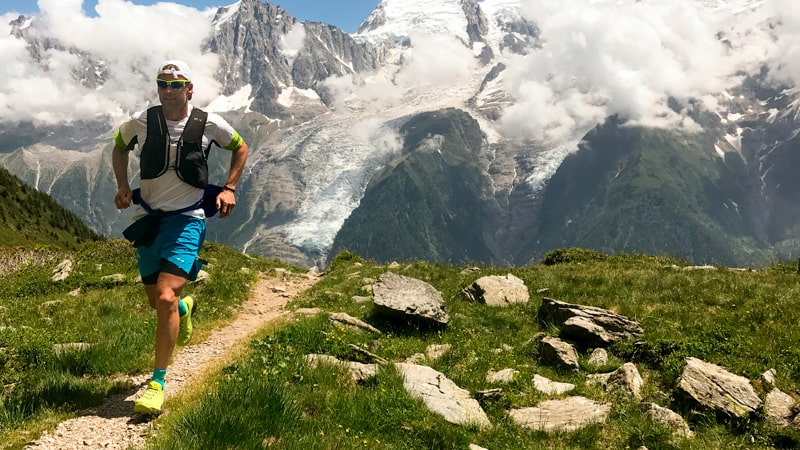 Hombre corriendo por la montaña