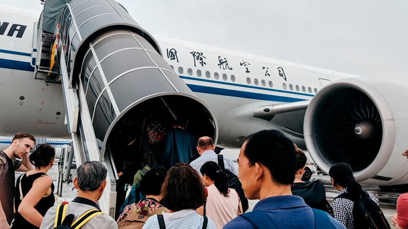 Pasajeros embarcando en un avión de una aerolínea china