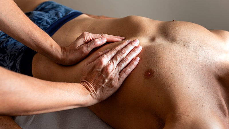 Osteópata trata a un paciente con lesión costal