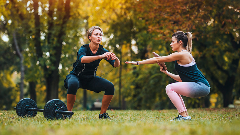 Cómo combatir la inactividad entre las personas jóvenes 1 Chica haciendo ejercicio al aire libre