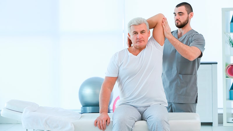 Hombre en una sesión de kinesiología