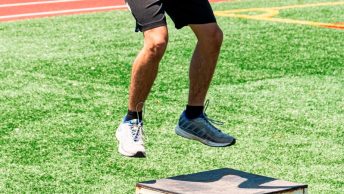 Triatleta haciendo saltos de cajón