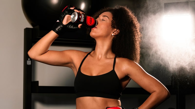 Deportista tomando una bebida deportiva