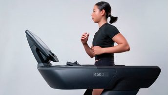 Chica corriendo en cinta de correr