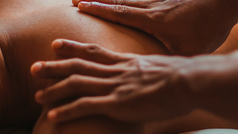 Osteópata con un cliente con lesión en las costillas