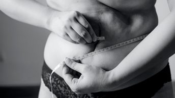Mujer midiendo su cuerpo