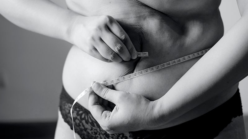 Mujer midiendo su cuerpo