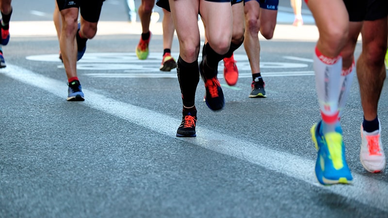 Imagen de las zapatillas de unos corredores