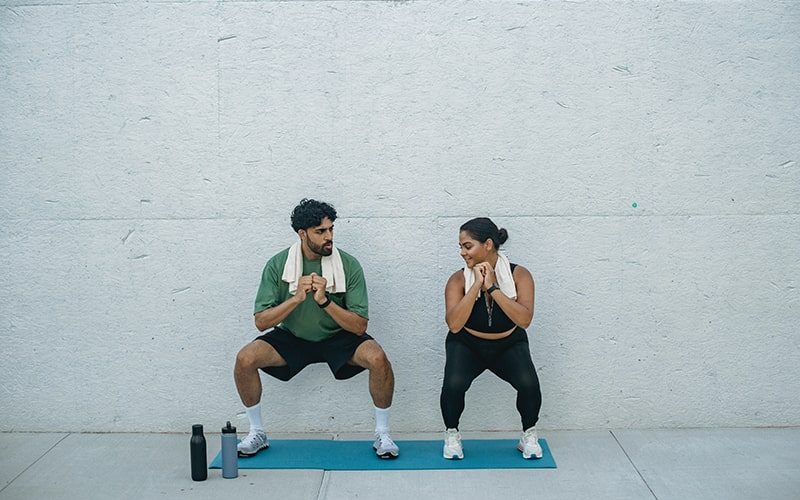 Ejercicios de peso corporal para evitar el dolor lumbar 1 Sentadillas para aliviar el dolor lumbar