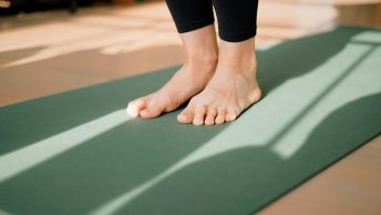Mujer se prepara para hacer pilates