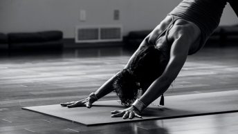 Mujer realizando ejercicios de yoga
