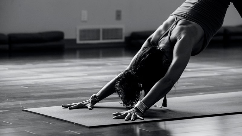 Mujer realizando ejercicios de yoga
