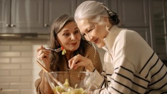 Mujeres mayores comiendo