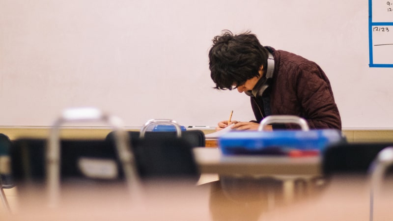 Chico toma notas en clase