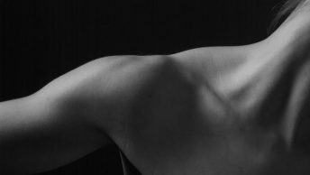 Foto del hombro de una mujer