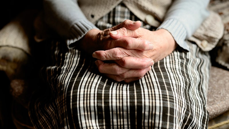 Mujer mayor con las manos entrelazadas