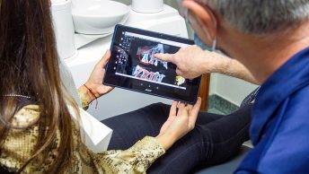 Dentista muestra una radiografía a su paciente