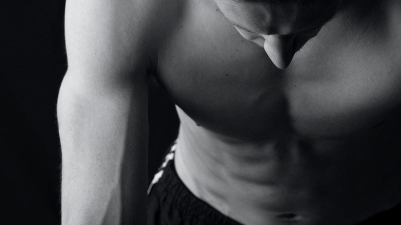 Por qué Pilates es un buen ejercicio para hombres 1 Hombre haciendo PIlates
