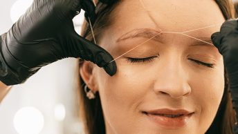 Depilación de cejas con hilo