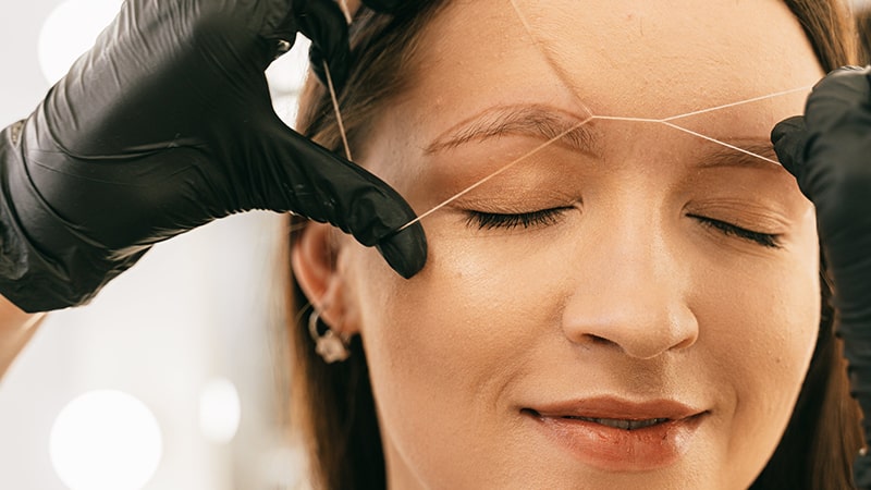 Cómo cuidar las cejas: técnicas de depilación, mantenimiento y maquillaje 1 Depilación de cejas con hilo